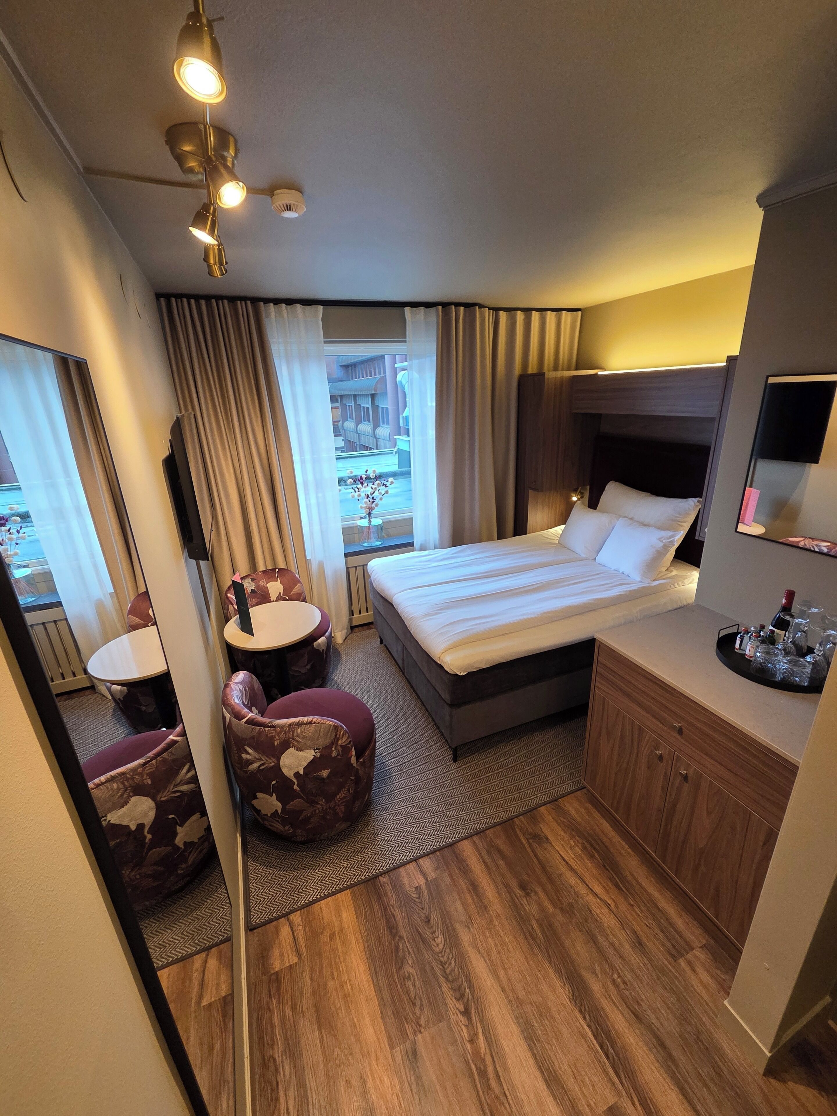 Standard Single Room | Minibar, desk, iron/ironing board, cribs/infant beds