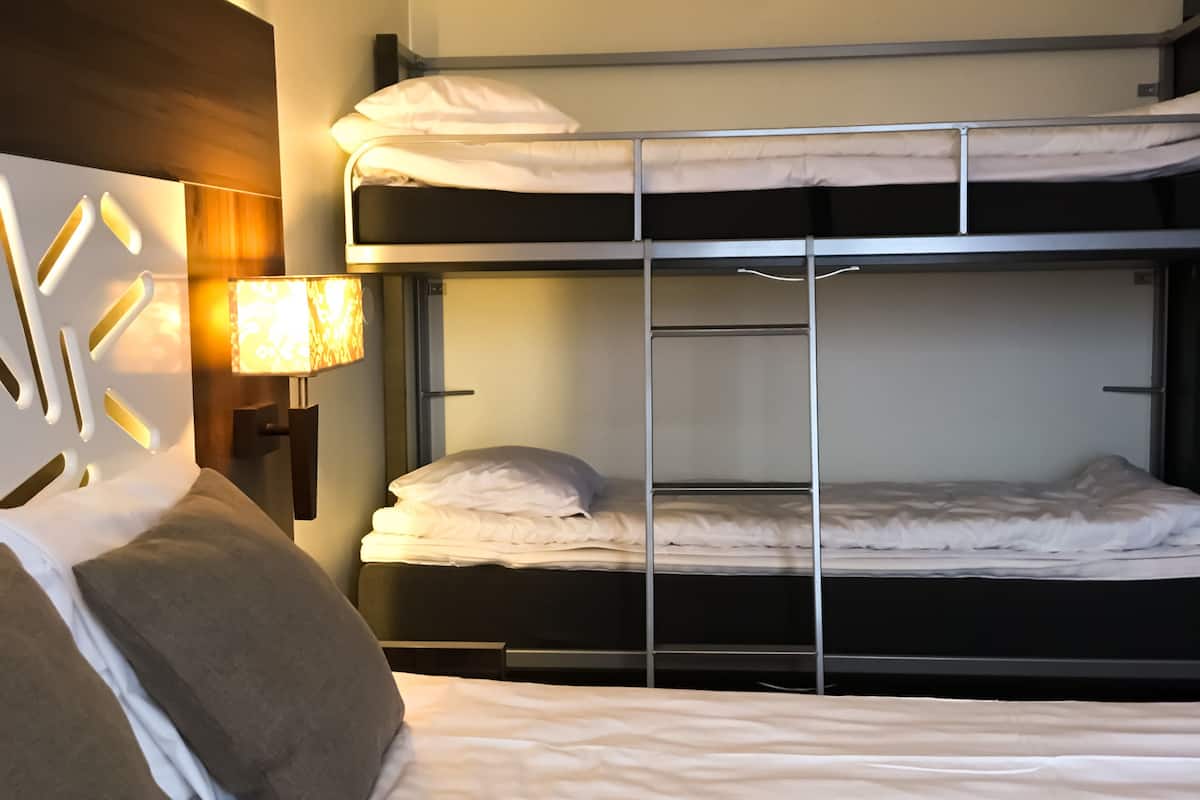 Queen Room Family | Minibar, una scrivania, ferro/asse da stiro