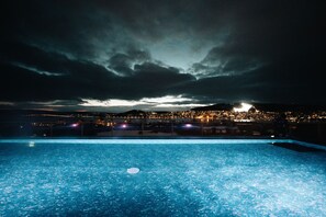 Couples treatment room(s), sauna, hot tub, steam room, facials, massages