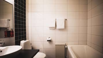 Un baño moderno con lavamanos, inodoro y bañera.