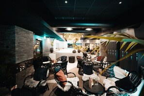 Couples treatment room(s), sauna, hot tub, steam room, facials, massages