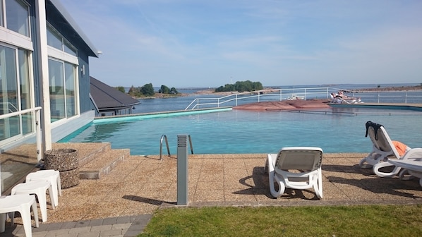 2 piscines extérieures, chaises longues