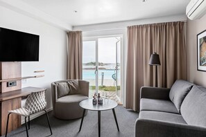 Suite, Multiple Beds, Non Smoking, Sea View | Living area