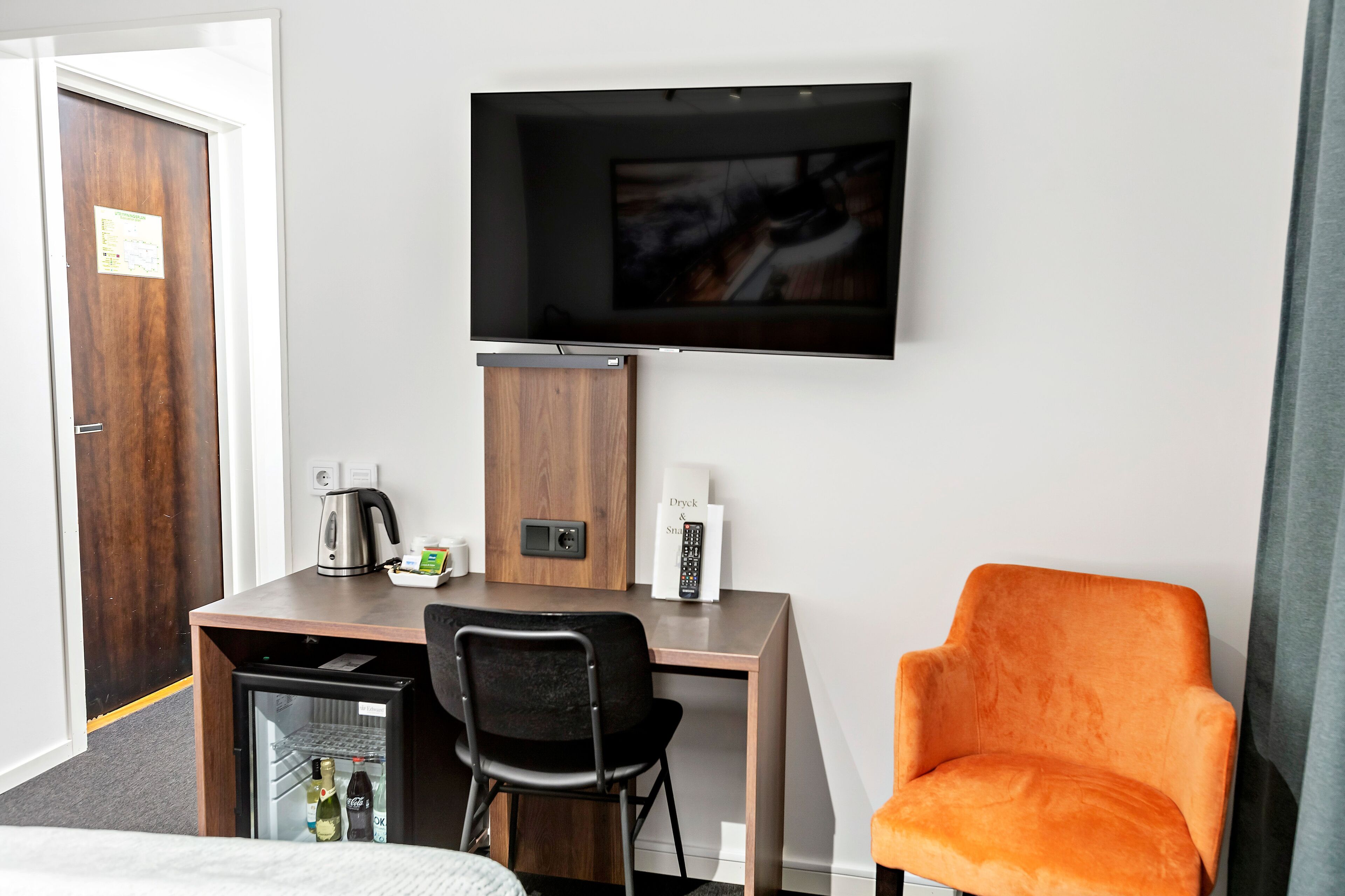 economy room, 1 single bed, non smoking, no windows | 1 bedroom, minibar, in-room safe, desk