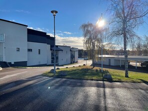 Standard Room, 1 Queen Bed, Non Smoking, Harbour View | Street view