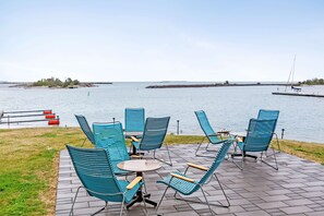 Breakfast and dinner served, sea views 