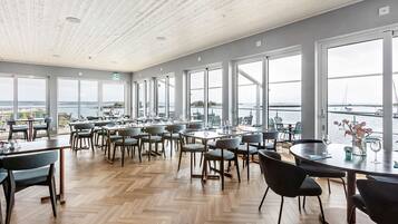 Frokost og middag serveres, utsikt mot havet