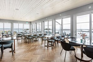 Breakfast and dinner served, sea views 