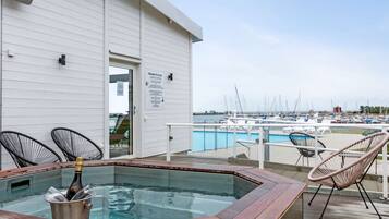 2 outdoor pools