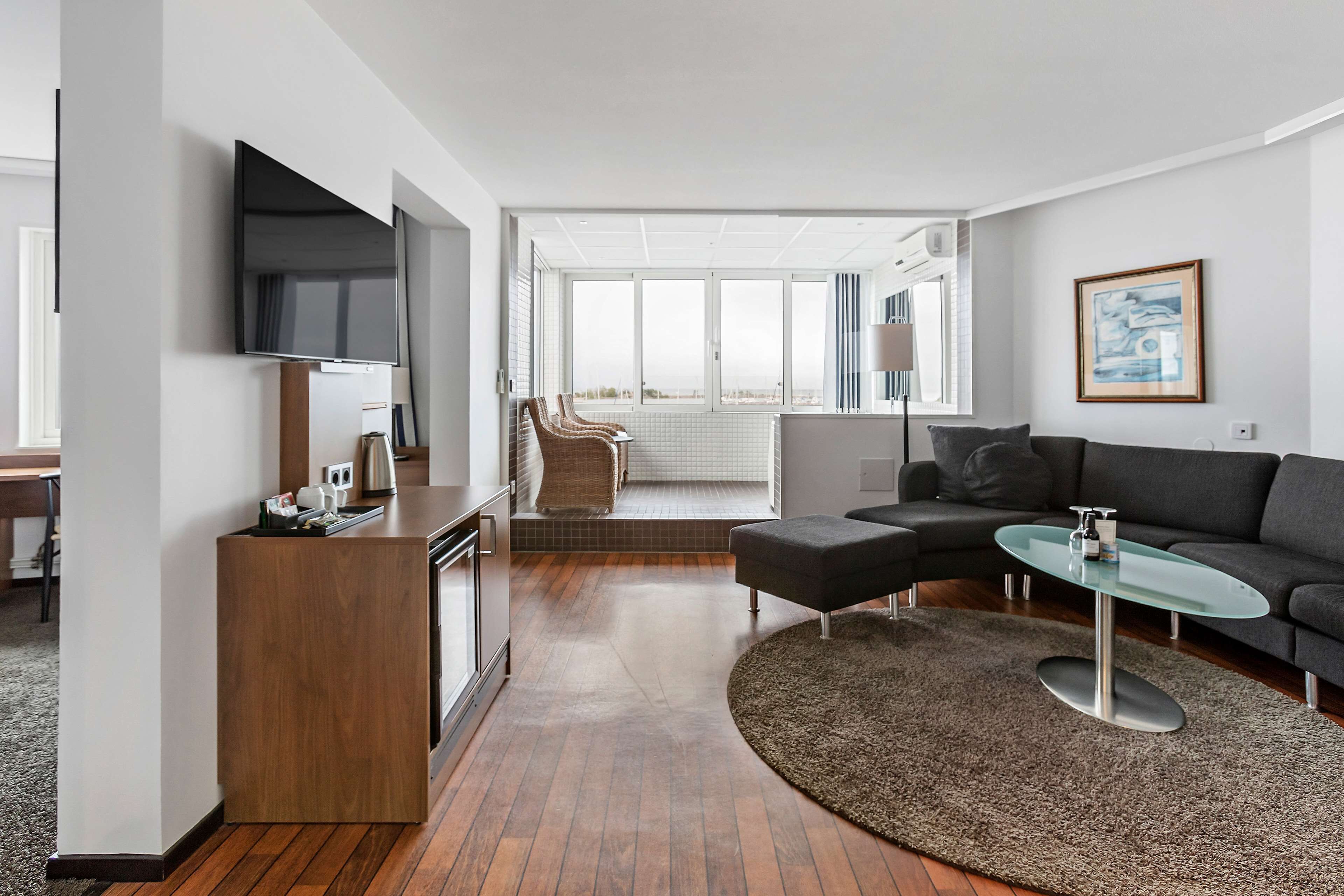 Suite, 1 Queen-Bett, Whirlpool, Meerblick | Wohnbereich | 32-Zoll-LCD-Fernseher mit Kabelempfang, Fernseher, Streaming-Dienste