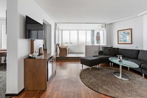 Suite, 1 Queen Bed, Jetted Tub, Sea View | Living area | 32-inch LCD TV with cable channels, TV, streaming services - Best Western Hotel Corallen (Oskarshamn)