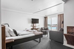 Suite, Multiple Beds, Non Smoking, Sea View | Living room