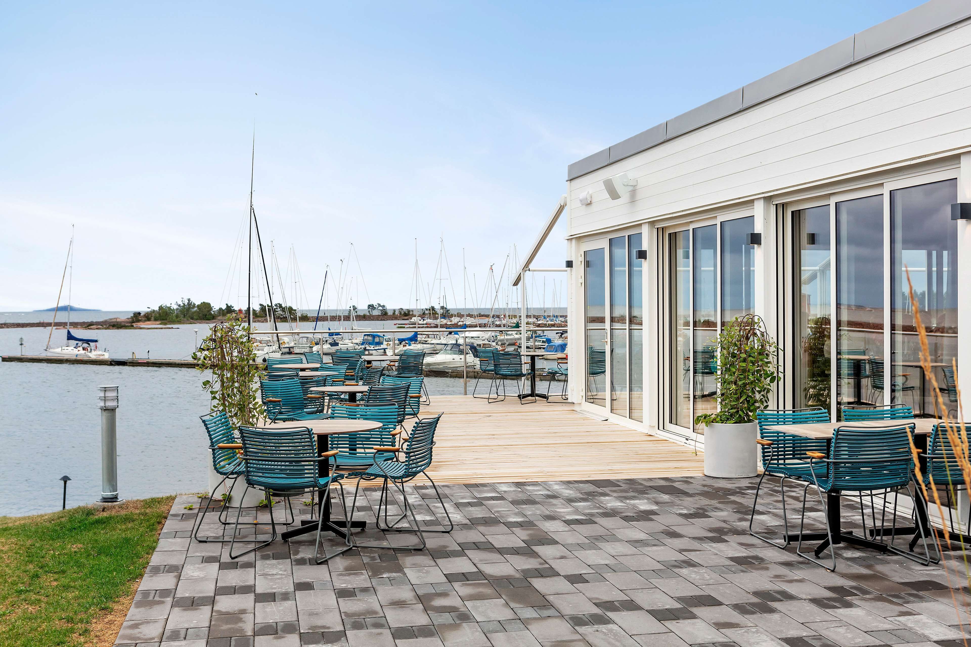 Frukost och middag serveras, med utsikt mot havet 