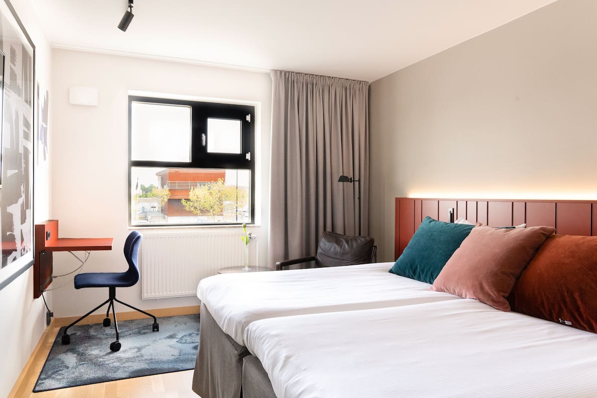Standard Twin Room | Individually decorated, blackout drapes, bed sheets