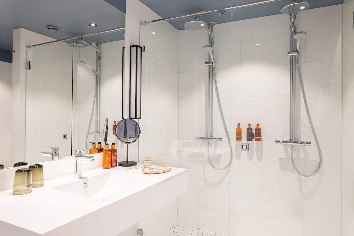 suite, non smoking (double) | bathroom | shower, hair dryer, towels