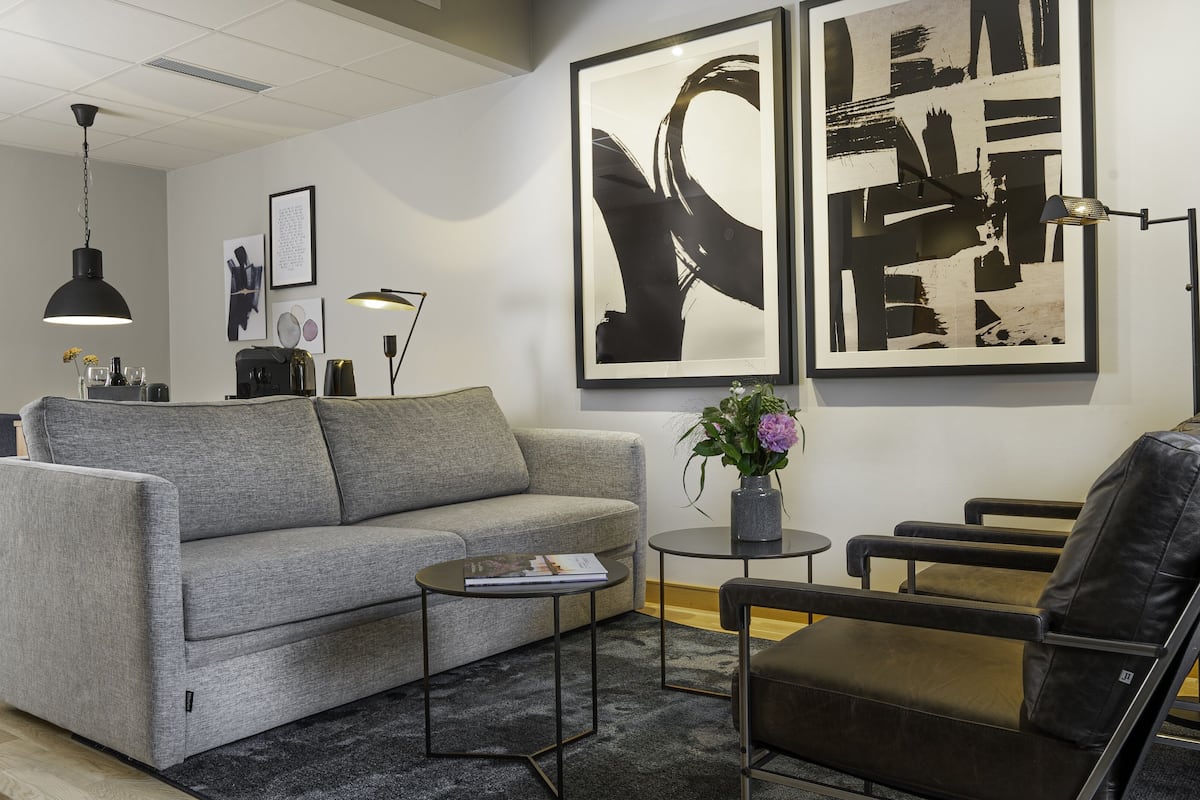 suite, non smoking (double) | living area | tv