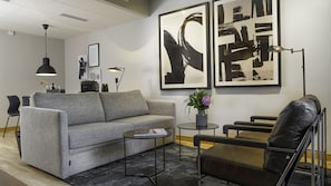 Suite, Nichtraucher (Double) | Wohnbereich | Fernseher