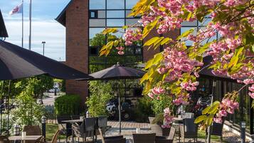 Frukost och middag serveras