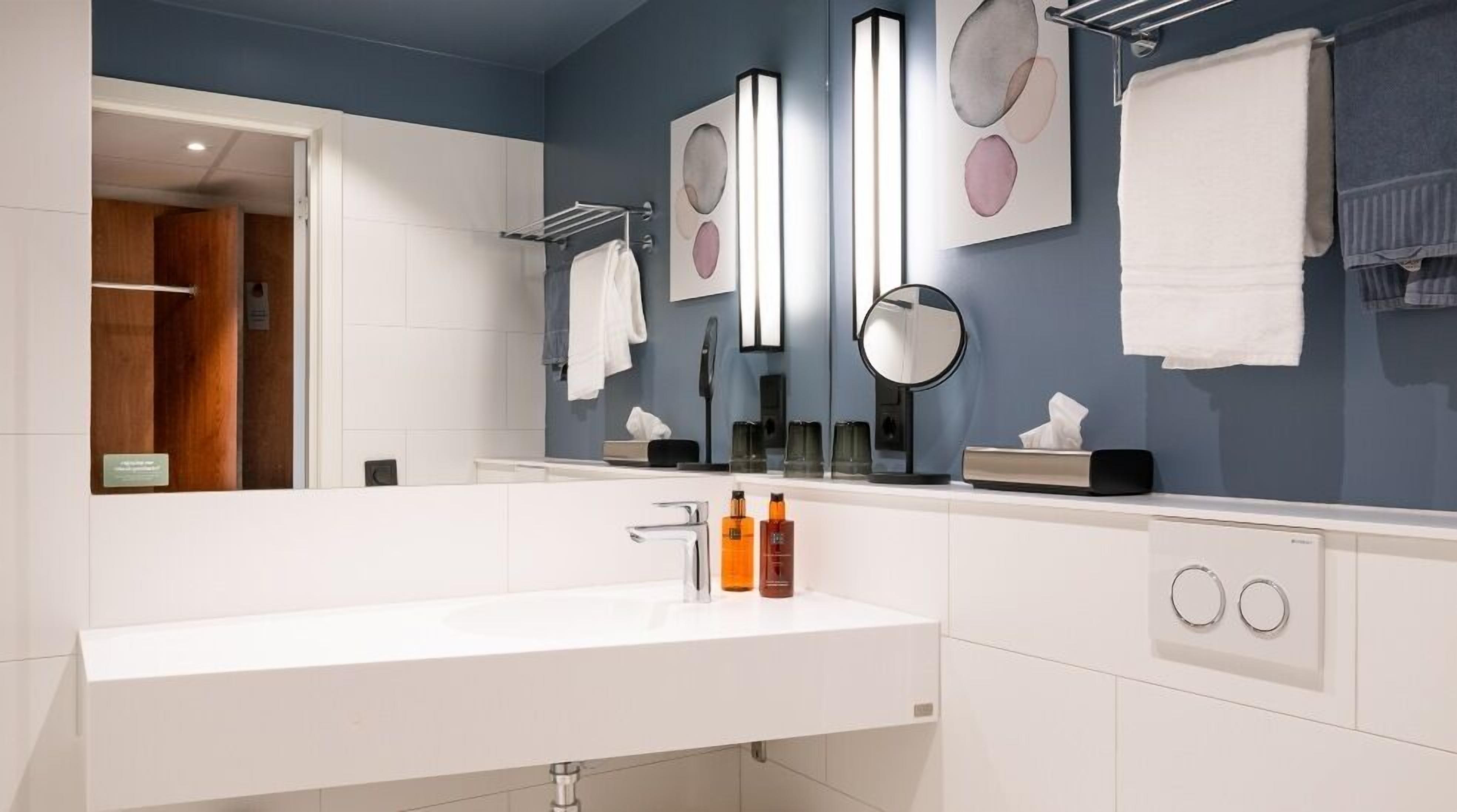 superior twin room | bathroom | shower, hair dryer, towels