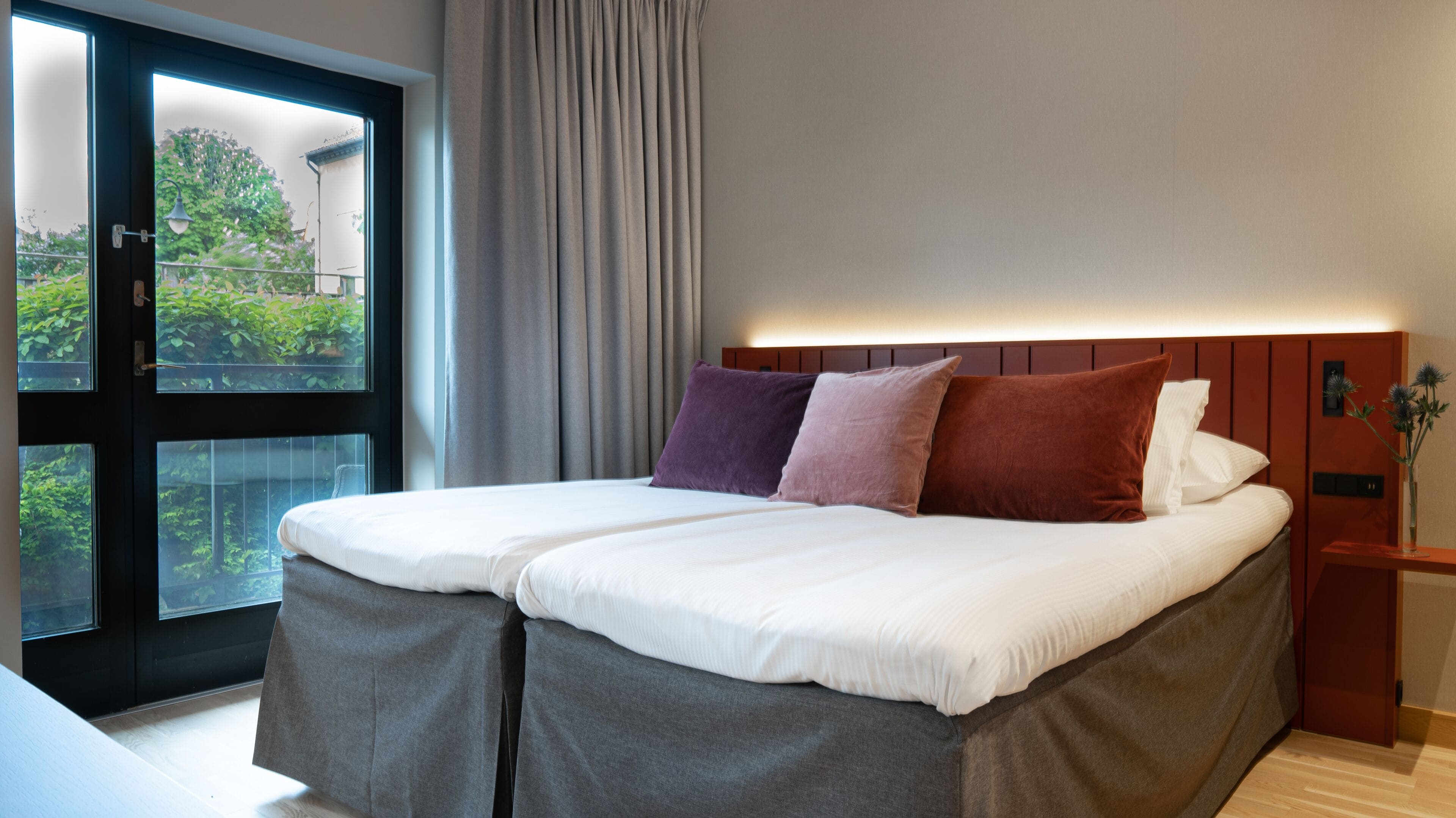 suite, non smoking (double) | individually decorated, blackout curtains, bed sheets