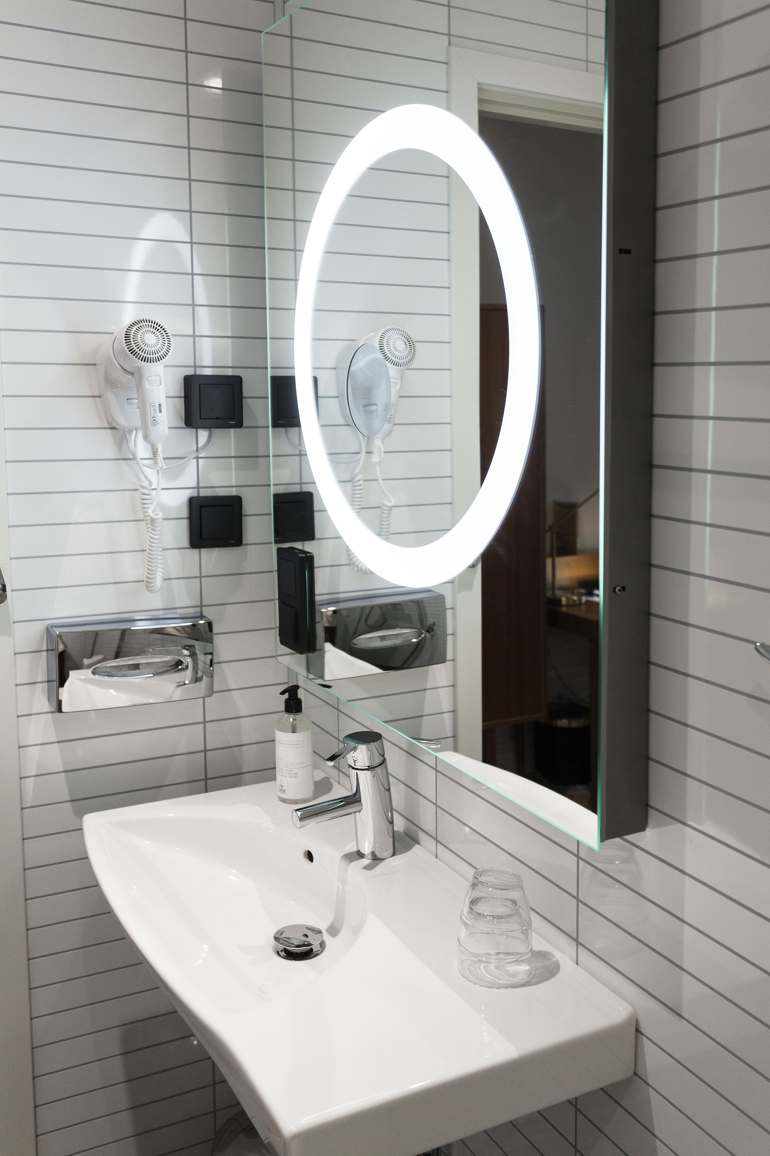 superior room, 1 double bed, non smoking | bathroom | hair dryer, heated floors, towels, soap