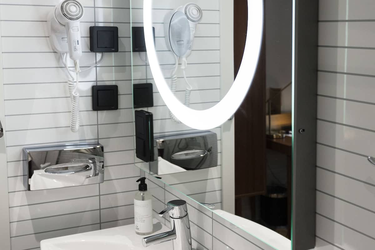 superior room, 1 double bed, non smoking | bathroom | hair dryer, heated floors, towels, soap