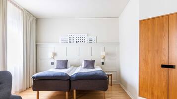 Habitación familiar, 2 camas individuales, para no fumadores | Escritorio, cortinas blackout y tabla de planchar con plancha