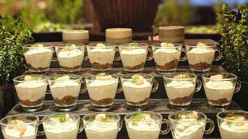 Une présentation de desserts à étages, avec de nombreux petits verres disposés en rangées.