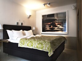 Art Room | 加厚床垫、客房内保险箱、办公桌、遮光窗帘