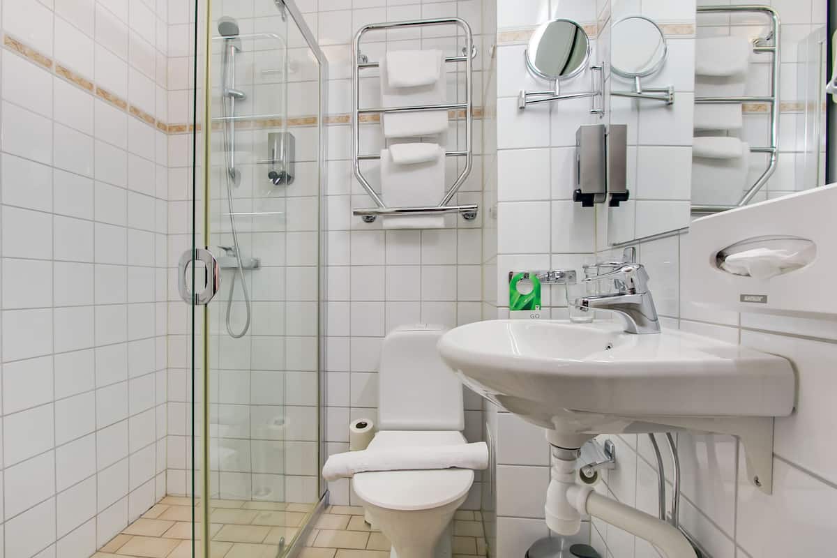 standard triple room, 1 bedroom | bathroom | shower, free toiletries, hair dryer, towels