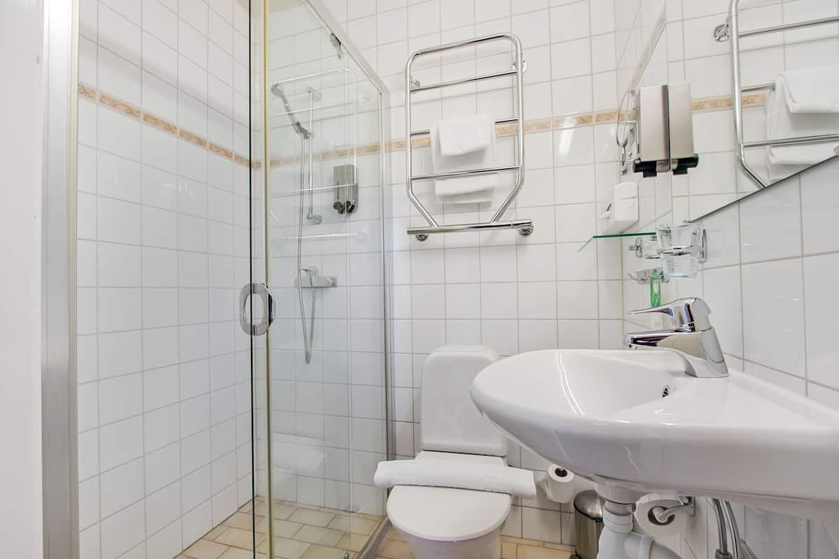 standard single room | bathroom | shower, free toiletries, hair dryer, towels