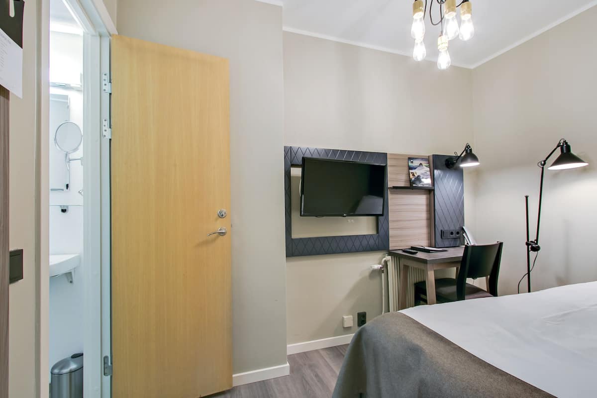 Kabinrum/ Cabin room | Blackout curtains, free WiFi, bed sheets