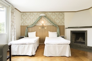 Chambre supérieure avec lits jumeaux | Bureau, rideaux d’obscurcissement, fer et planche à repasser