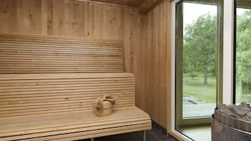 Een houten bank met uitzicht op een park door een groot raam.