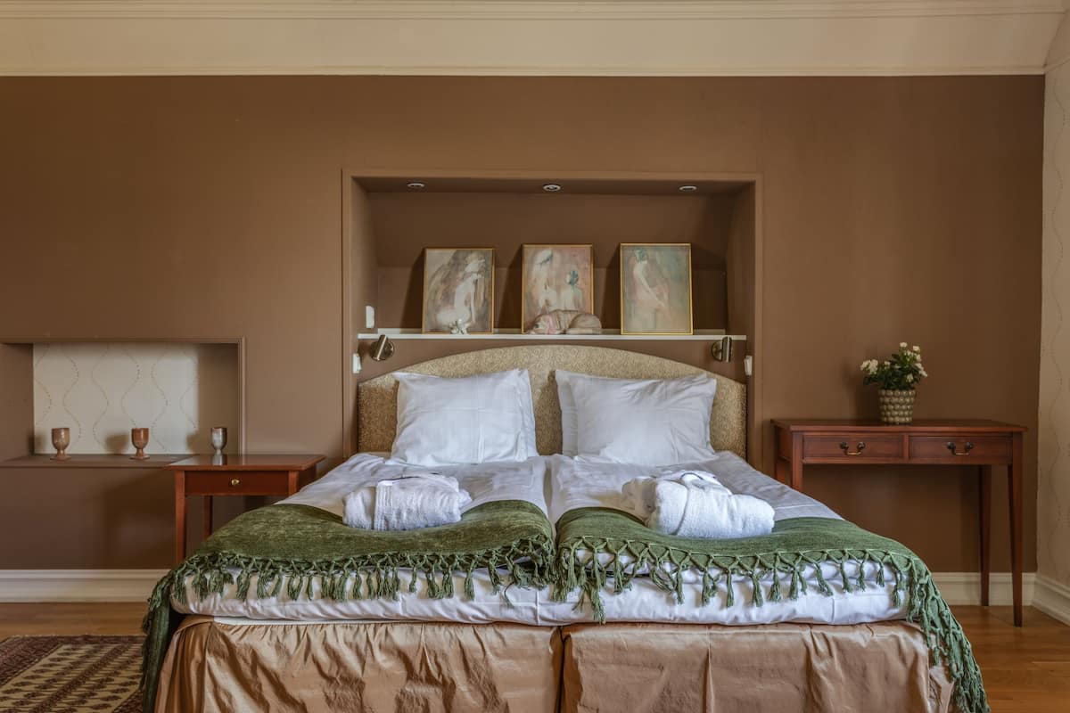 Junior Suite | 1 bedroom, desk, blackout drapes, iron/ironing board