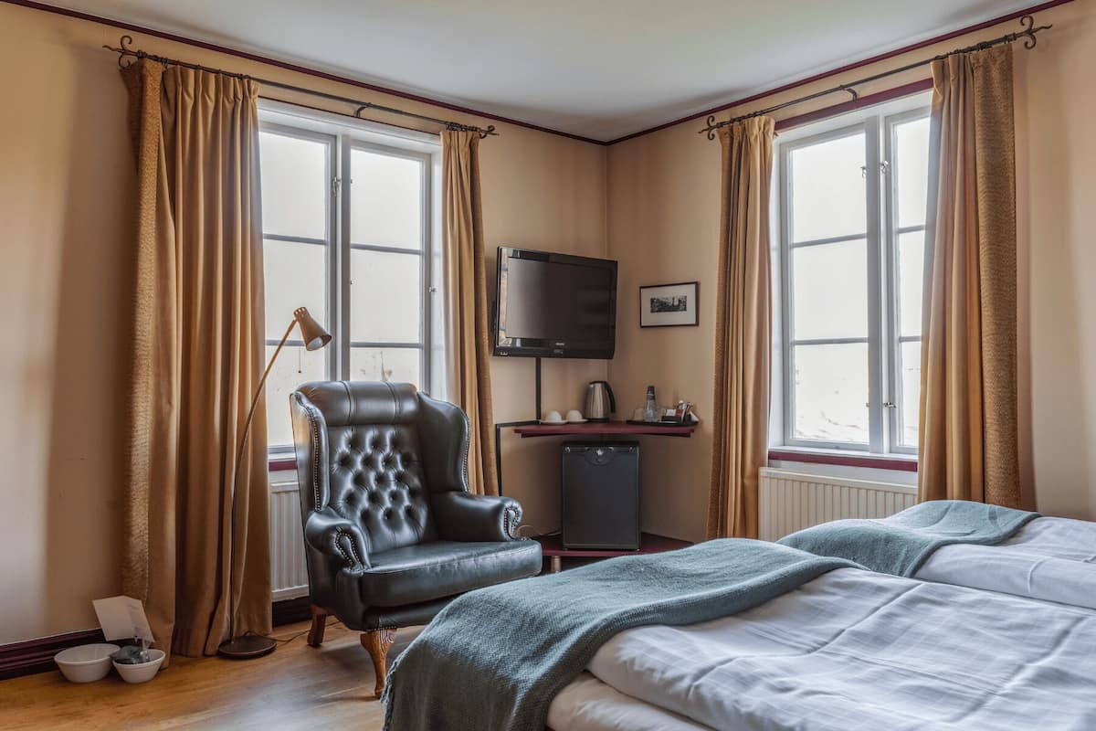 Classic Twin Room Annex | 1 bedroom, desk, blackout drapes, iron/ironing board