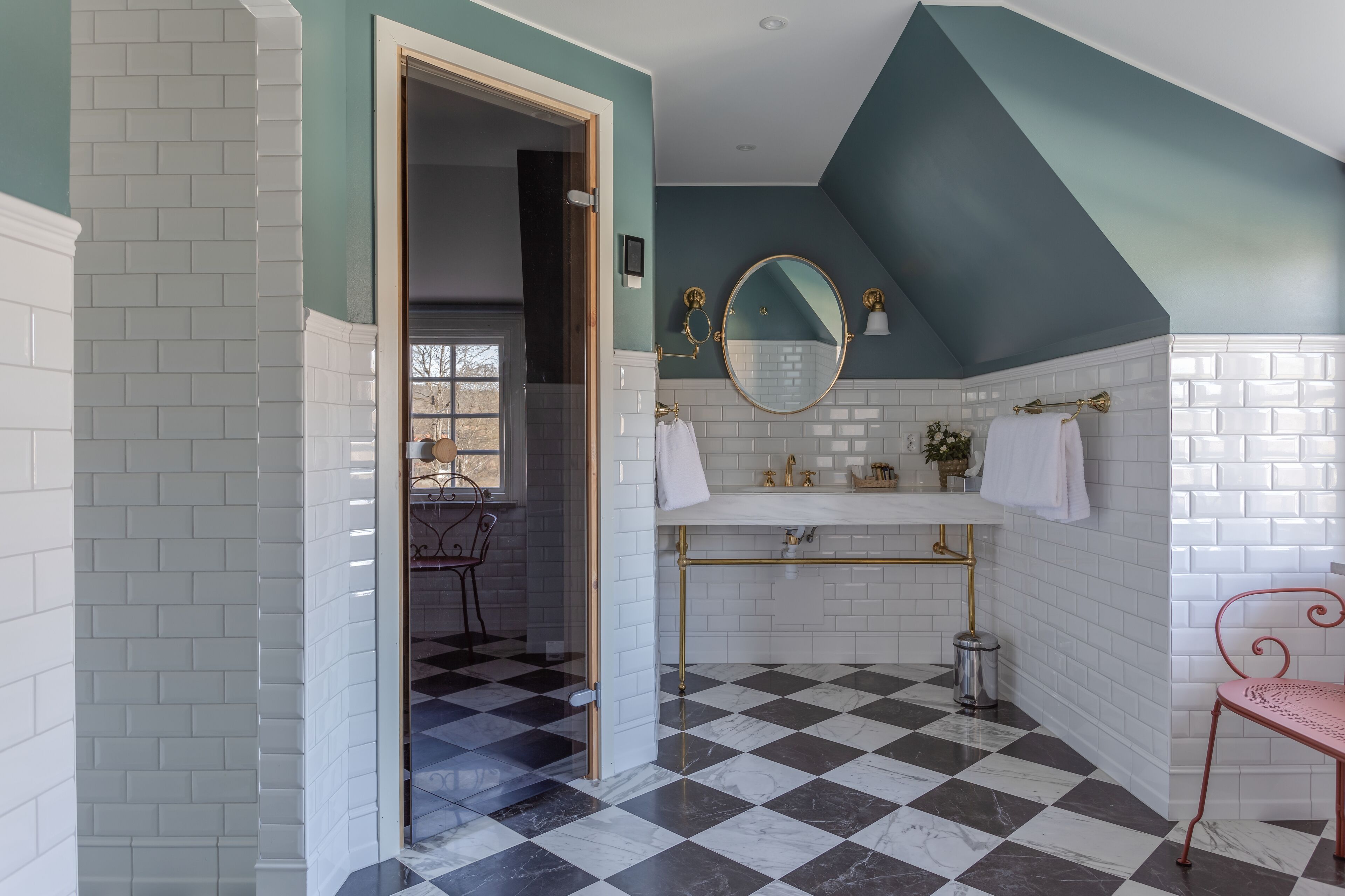 junior suite | bathroom | combined shower/bathtub, eco-friendly toiletries, hair dryer, towels