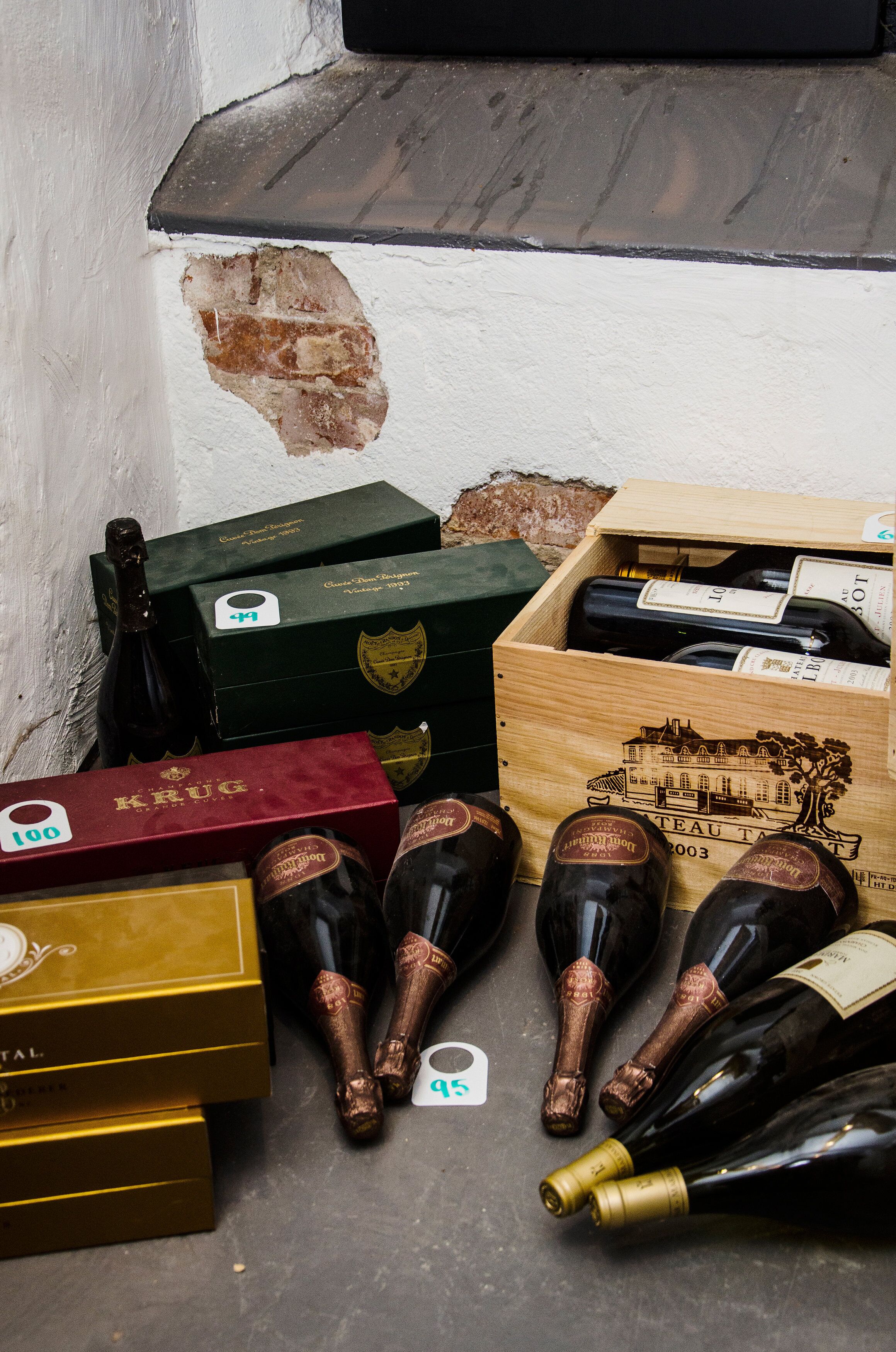 Una selección de cajas y botellas de vino sobre una mesa.