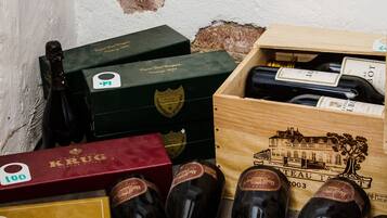 Una selección de cajas y botellas de vino sobre una mesa.