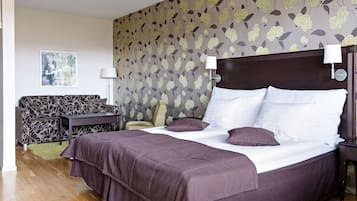 Standard Room, 2 Twin Beds, Non Smoking (with Sofabed) | Individually decorated, desk, blackout drapes, iron/ironing board