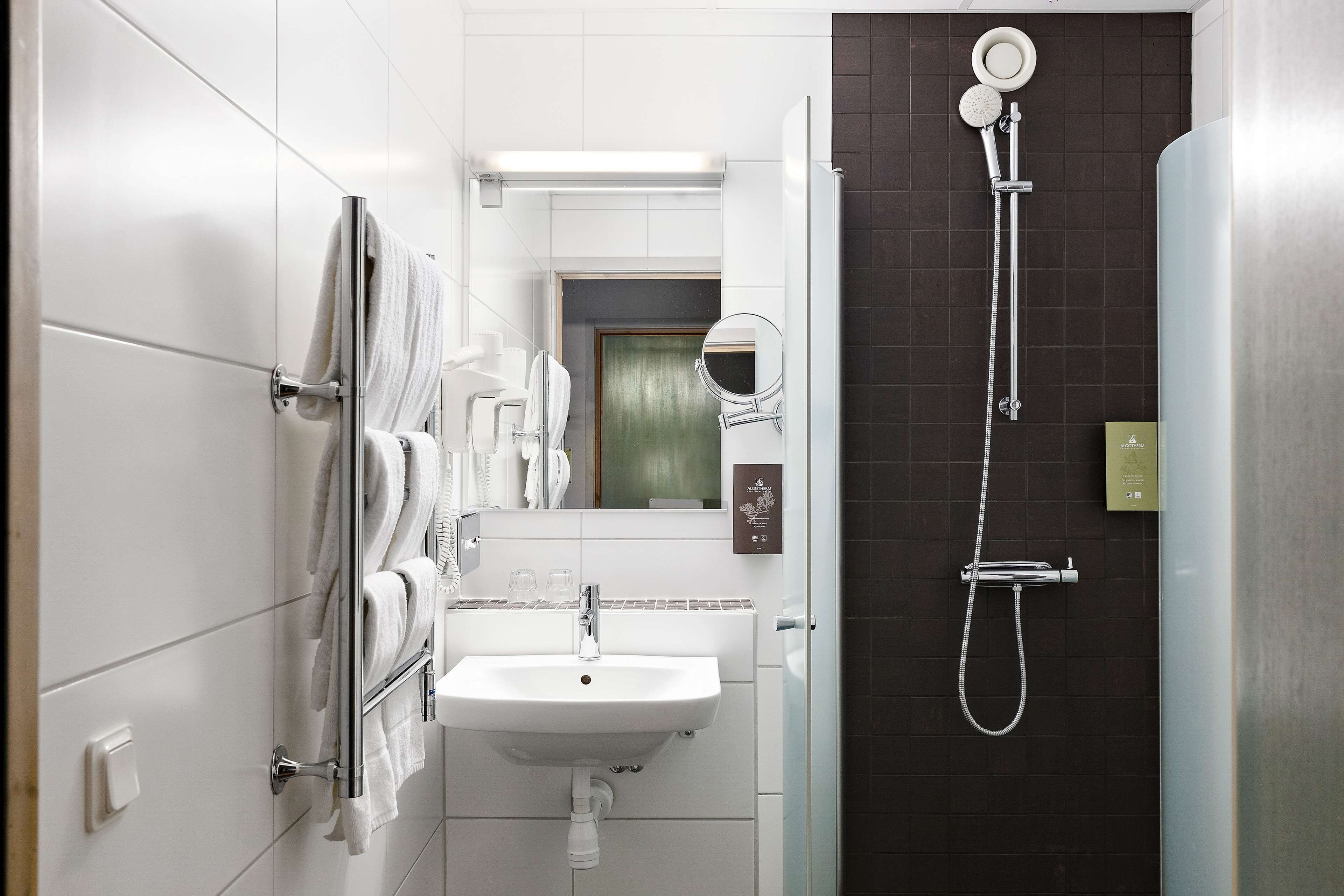 standard room, 2 single beds, non smoking (with sofabed) | bathroom | free toiletries, hair dryer, towels