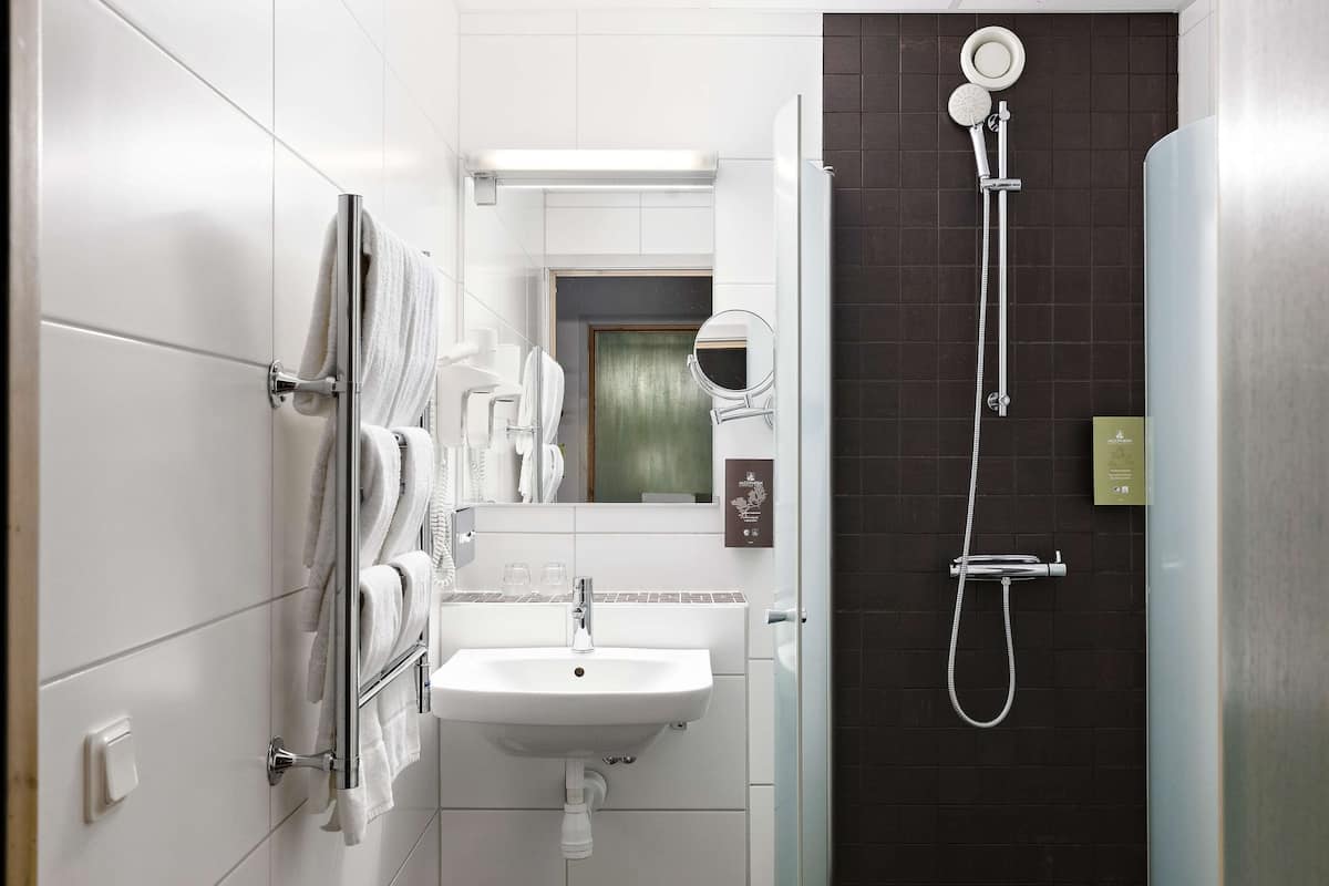 standard room, 2 single beds, non smoking (with sofabed) | bathroom | free toiletries, hair dryer, towels