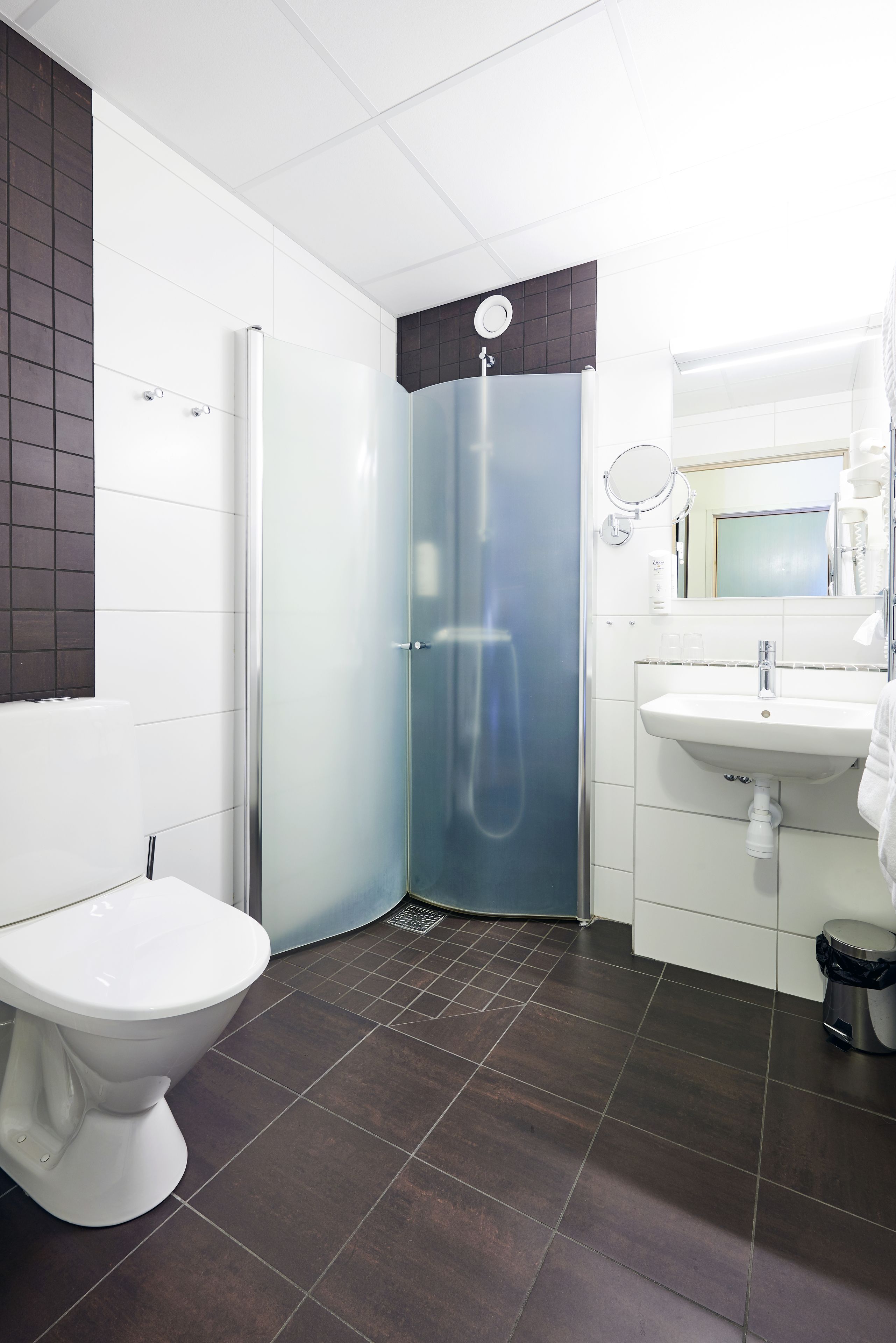 Habitación superior | Baño | Artículos de higiene personal gratuitos, secador de pelo y toallas