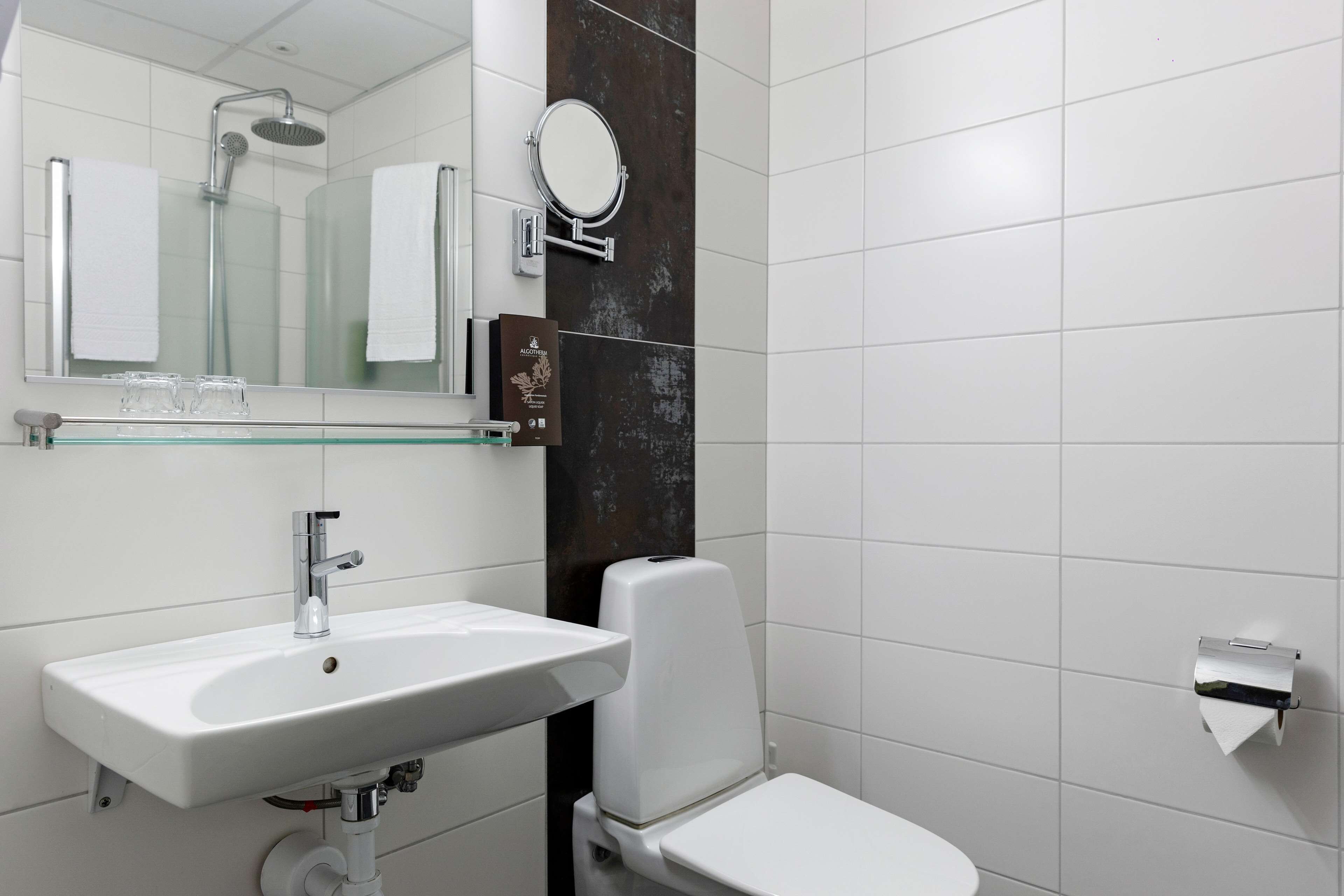 standard room, 2 single beds, non smoking | bathroom | free toiletries, hair dryer, towels