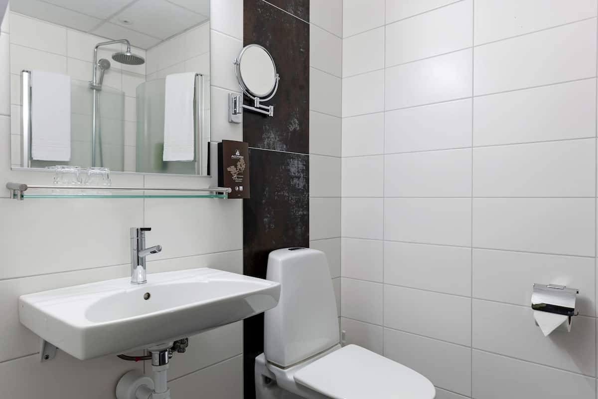 standard room, 2 single beds, non smoking | bathroom | free toiletries, hair dryer, towels