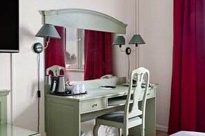 Rom – standard, 2 enkeltsenger, ikke-røyk | Individuelt dekorert, skrivebord, blendingsgardiner og strykejern/-brett