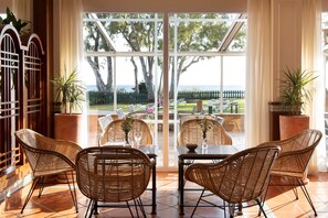 Petit déjeuner, déjeuner et dîner servis sur place