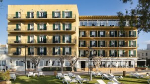 A multi-story hotel with balconies and outdoor seating areas. - Hotel Roses Platja (Roses)