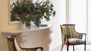 Coin salon dans le hall