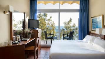 Minibar, in-room safe, laptop workspace, iron/ironing board